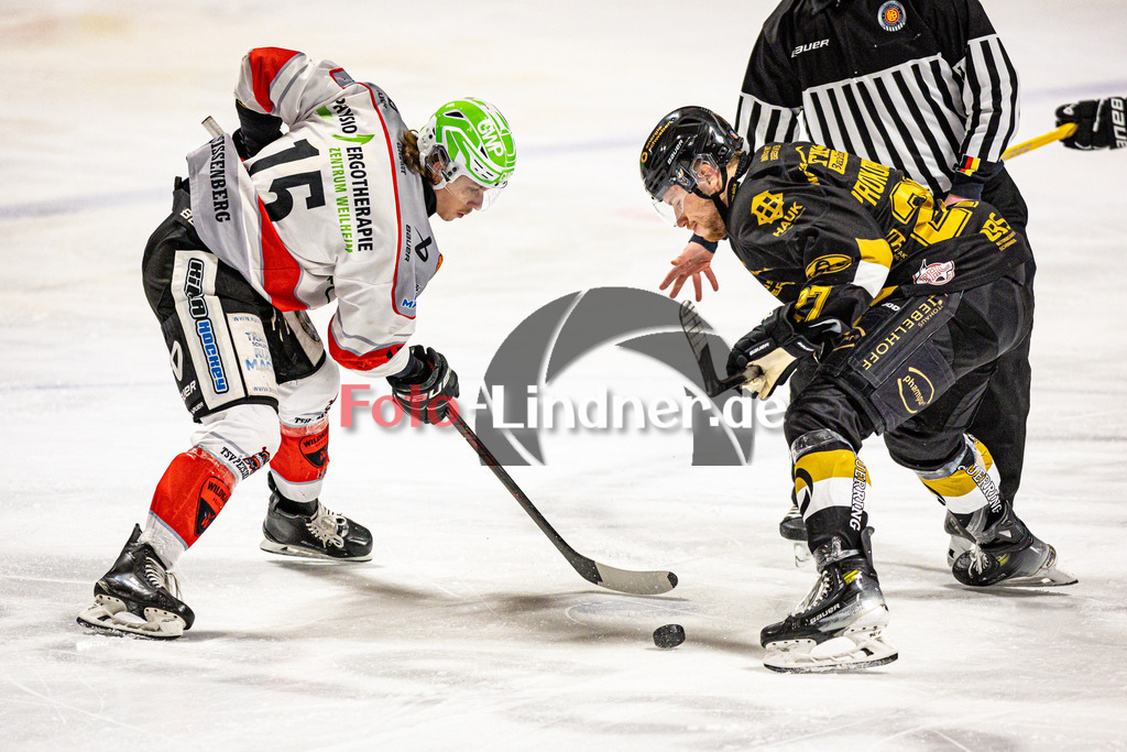 EHC Königsbrunn PINGUINE gegen TSV Peißenberg MINERS | Eishockey Bayernliga Herren Playoffs Viertelfinale 2024/25 - Spiel 5 von 7, EHC Königsbrunn PINGUINE gegen TSV Peißenberg MINERS, 20250218,Bully Ryan MURPHY (MINERS 15),2025-02-18 in Königsbrunn (Eisstadion Königsbrunn)Ryan MURPHY (MINERS 15), Toms PROKOPOVICS (EHC 27)Copyright: WolfgangxLindner foto-lindner.de