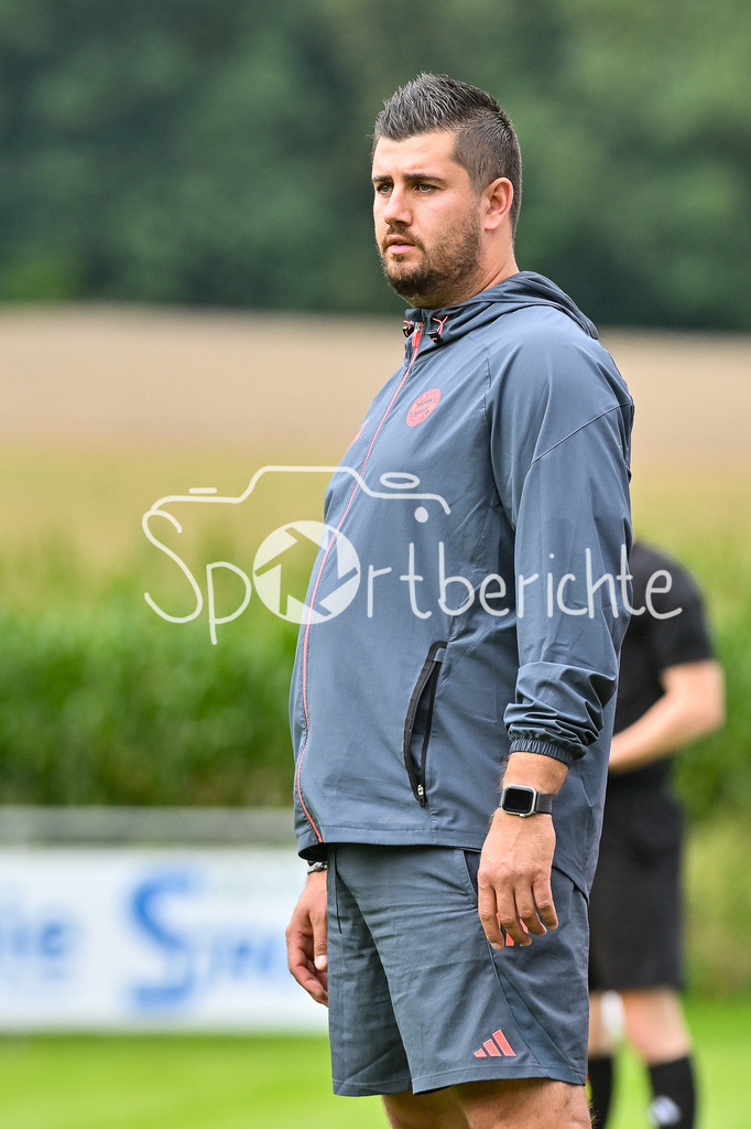 SSV Ulm 1846 Fussball U19 - FC Bayern München U19 | im Bild Peter GAYDAROV Trainer FC Bayern Muenchen U19 an der Seitenlinie / Einzelfoto / Freisteller / U19 DFB Nachwuchsliga: SSV Ulm 1846 Fussball - FC Bayern München, Hauptspielfeld Langenau am 02.08.2025