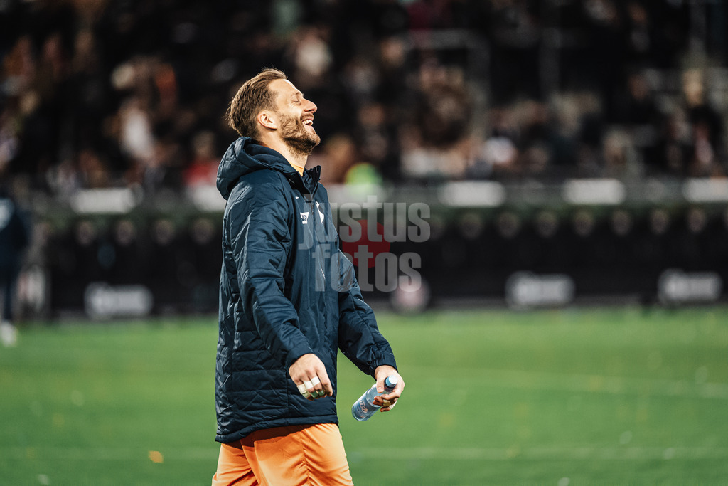 Fußball | Männer | Saison 2025/2026  | Fußball-Bundesliga | 07. Spieltag | FC St. Pauli vs. TSG Hoffenheim | 19.10.2025 | Oliver Baumann (#1, TSG Hoffenheim) fröhlich nach dem Spiel