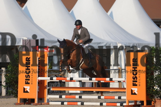 Weilheim_2024_Prfg.Nr.10_Springprfg_Kl.A_Uwe Heinrich_Geppilotta (2) | Alle Fotos der Reiterjournal Fotografin Doris Matthaes im Reiterjournal Online-Fotoshop. - Realisiert mit Pictrs.com