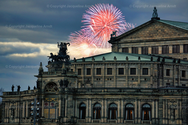 feuerwerk1 | Fotografie Photography Dresden Photoshooting  Fotoshooting Fotografin Dresdencity Bilder  Foto Dresdenvideos Kalender Postkarten Bilderdownload Portrait Hochzeitsfotografie Familienfotos Bewerbungsbilder Studiofotografie Fotograf Dresdenbilder Business - Realisiert mit Pictrs.com