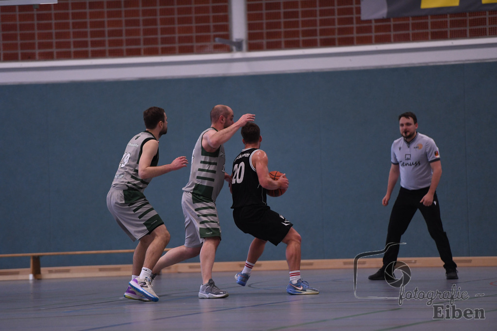 TuS Petersfehn-VfL Edewecht | Basketball Regionalliga; TuS Petersfehn (grau)-VfL Edewecht (schwarz) am 30.11.2025 in Petersfehn (Sporthalle Petersfehn), Photo: Philip Eiben 2025 - Realisiert mit Pictrs.com