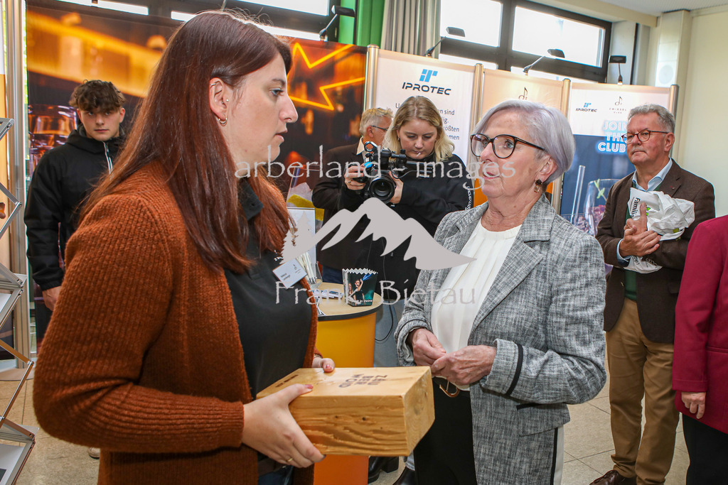 OE7A8571 | Erinnerungsgeschenk (Baustein) für teilnehmende Firmen Projekt "Zauberwald"