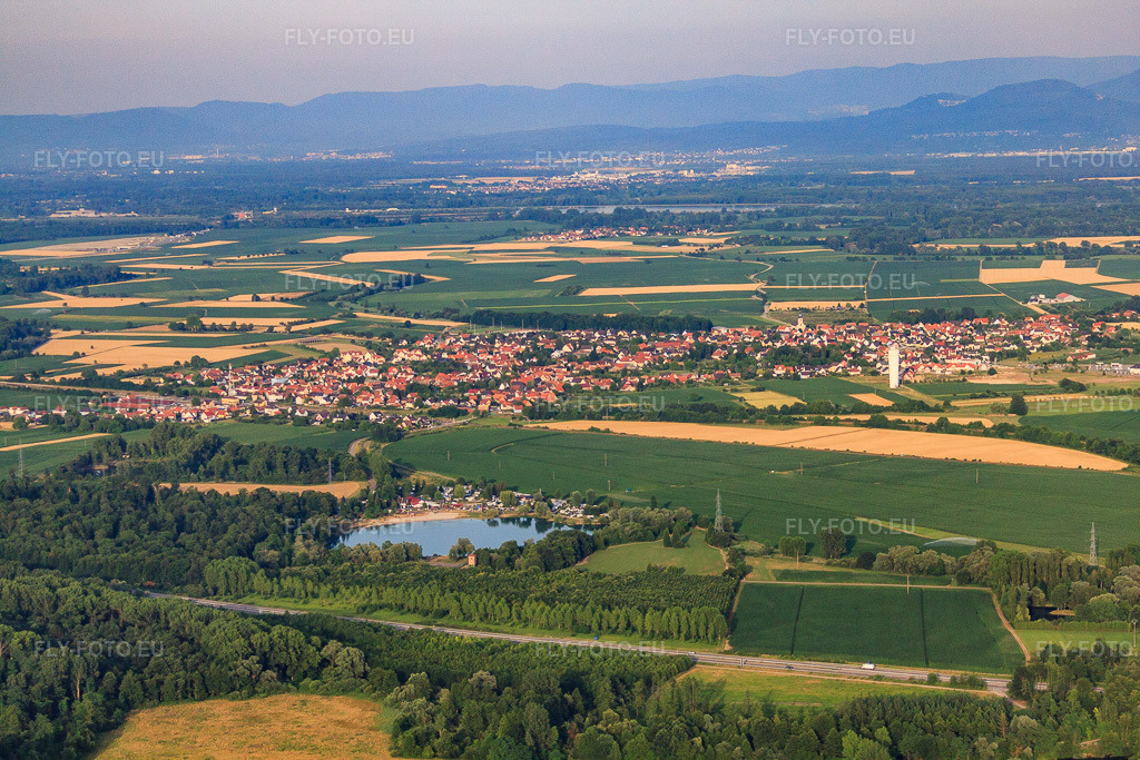 Vue aérienne: Vue de la ville depuis l'ouest à Rœschwoog dans le département Bas Rhin, France – .Photo: IMG_30570.jpg prise le 09/07/2010 par Werner Riehm/FLY-FOTO.eu – Résolution de l'original: 4752 x 3168 px
