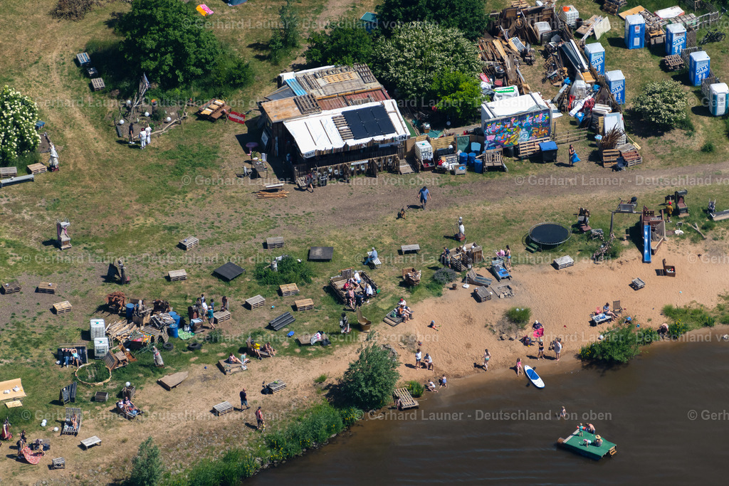 4029526 | BREMEN 01.06.2020 Sandstrand- Landschaft des Naturstrand Hemelingen entlang des Ufer- Flußverlaufes der Weser in Bremen, Deutschland. // Sandy beach landscape of the natural beach Hemelingen along the banks of the river Weser in Bremen, Germany. Foto: Gerhard Launer