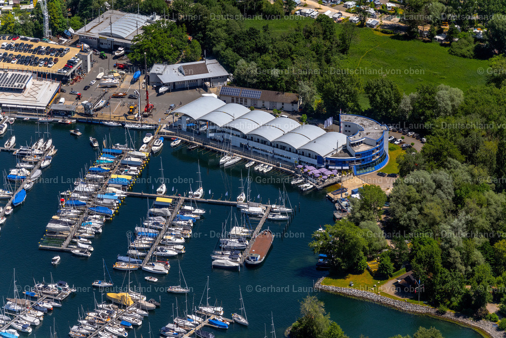 4031631 | KRESSBRONN AM BODENSEE 12.06.2020 Sportboot- Anlegestellen und Bootsliegeplätzen am Uferbereich des Bodensee im Ortsteil Schnaidt in Kressbronn am Bodensee im Bundesland Baden-Württemberg, Deutschland. Weiterführende Informationen bei: ULTRAMARIN Die Meichle + Mohr Marina. // Pleasure boat marina with docks and moorings on the shore area of Lake of Constance in the district Schnaidt in Kressbronn am Bodensee in the state Baden-Wuerttemberg, Germany. Further information at: ULTRAMARIN Die Meichle + Mohr Marina. Foto: Gerhard Launer