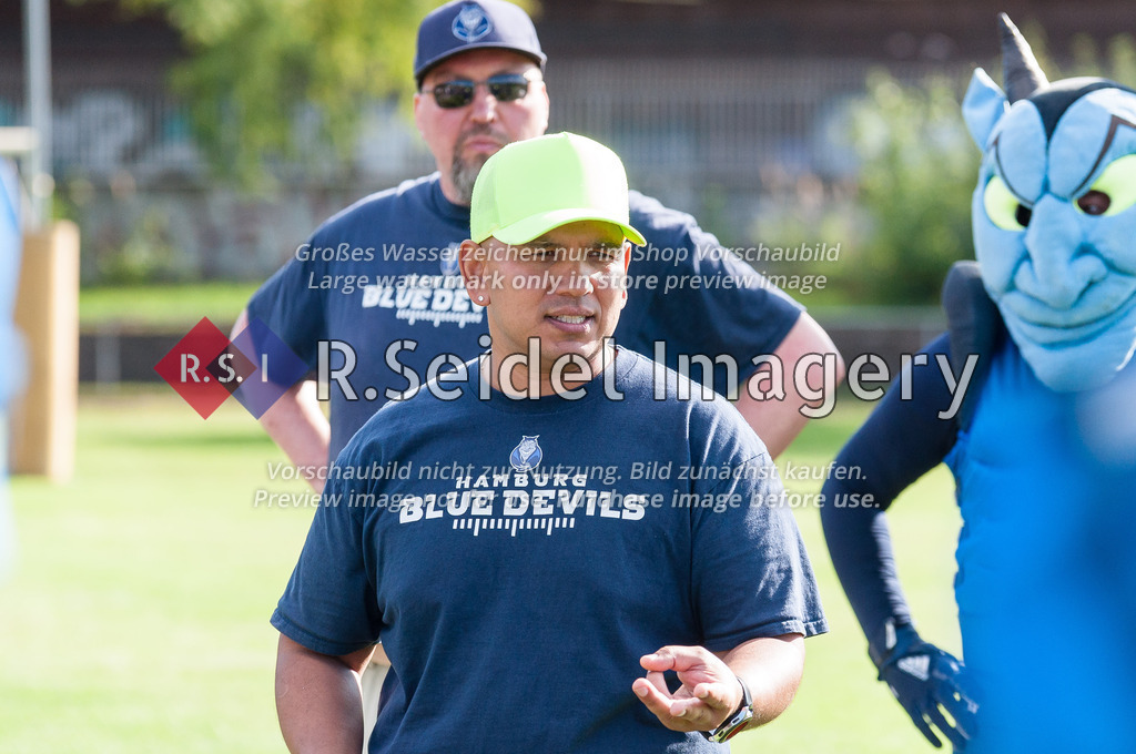 American Football, Saison 2022, Regionalliga Nord, Hamburg Blue Devils - Oldenburg Knights, Dr.-Hermann-Schnell-Sportplatz (Hamburg), 06.08.2022, 07. Gameweek | Patrick Hamid (Blue Devils, Head Coach / Defensive Coordinator) spricht nach dem Spiel zur Mannschaft