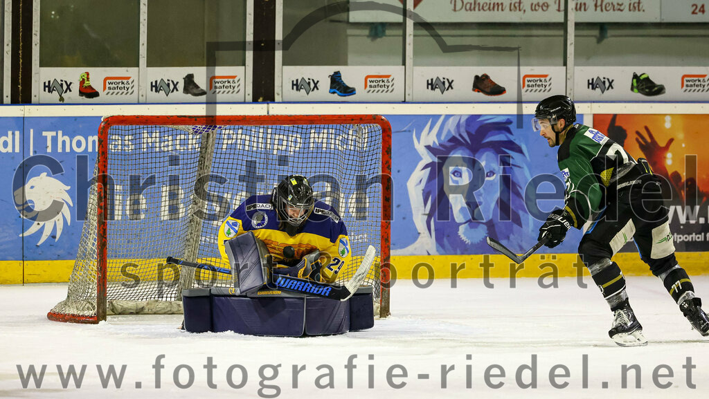 2022-10-30_072_TSV_Erding_gegen_ESC_Riverrats_Geretsried | Erding, Deutschland, 30.10.2022:
Eishockey, Bayernliga 2022 / 2023, 9. Spieltag, TSV Erding gegen ESC Riverrats Geretsried, Endergebnis: 3:5

Torwart Johanna May (ESC Riverrats Geretsried, #29), Philipp Michl (Erding Gladiators, #77)

Foto: Christian Riedel / fotografie-riedel.net
