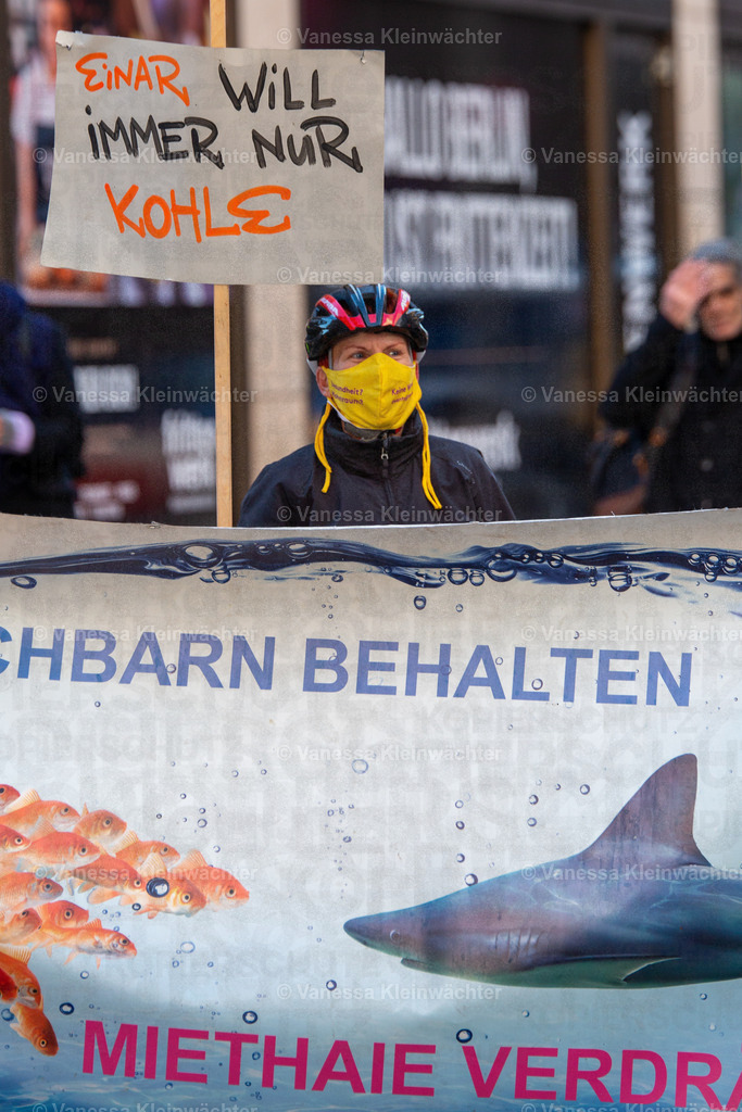 201120 StopHeimstaden MindSpace-10 | Mit Musik und einer "Wall of shame" aus Umzugskartons fordern Mieter*innen der von Heimstaden gekauften Häuser am 20.11.2020 vorm Büro des Schwedischen Immobilien-Investors die Ausübung des städtischen Vorkaufsrechts. - Realisiert mit Pictrs.com