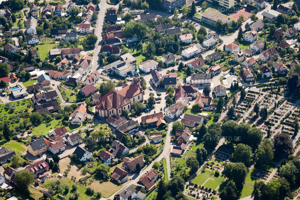 Luftbild: Kirchengebäude im Dorfkern im Ortsteil Kappelwindeck in Bühl im Bundesland Baden-Württemberg in Deutschland. Foto: IMG_31393.jpg vom 09.08.2010 durch Werner Riehm/FLY-FOTO.de