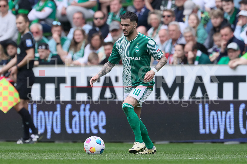 Fussball, Bundesliga, SV Werder Bremen - Borussia Mönchengladbach | v.li.: Leonardo Bittencourt (SV Werder Bremen, 10) am Ball, Einzelbild, Ganzkörper, Aktion, Action, Spielszene, DIE DFL-RICHTLINIEN UNTERSAGEN JEGLICHE NUTZUNG VON FOTOS ALS SEQUENZBILDER UND/ODER VIDEOÄHNLICHE FOTOSTRECKEN. DFL REGULATIONS PROHIBIT ANY USE OF PHOTOGRAPHS AS IMAGE SEQUENCES AND/OR QUASI-VIDEO.