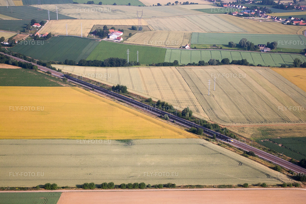 Vue aérienne: Eurostar à Wulverdinghe à Millam dans le département Nord, France. Photo: IMG_58958.jpg prise le 22/07/2013 par Werner Riehm/FLY-FOTO.eu – Résolution de l'original: 4752 x 3168 px