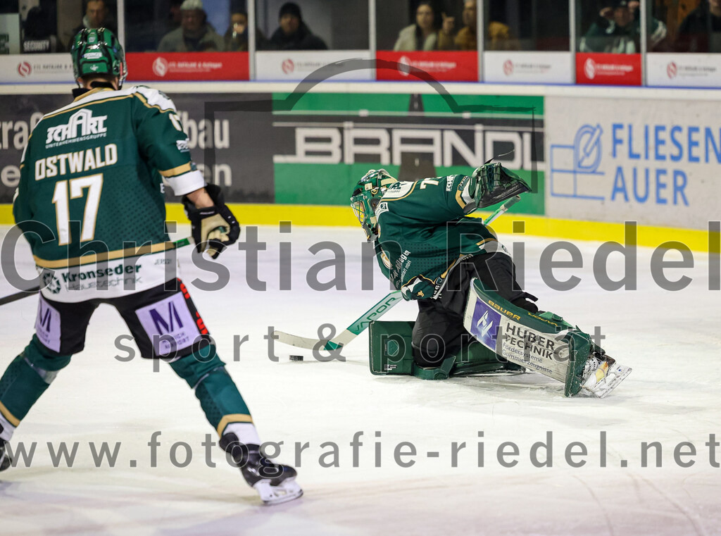 2026-02-08_001_TSV_Erding_gegen_ECDC_Memmingen_Indians | Erding, Deutschland, 08.02.2026:Eishockey, Oberliga Süd 2025 / 2026, 45. Spieltag, TSV Erding gegen ECDC Memmingen Indians, Endergebnis: Elia Ostwald (Erding Gladiators, #17),Torwart David Zabolotny (Erding Gladiators, #72)Foto: Christian Riedel / fotografie-riedel.net