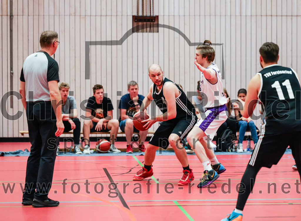 2022-05-15_105_SpVgg_Altenerding_gegen_TSV_Muenchen-Forstenried | Erding, Deutschland, 15.05.2022:
Basketball, Bezirksliga 2021 / 2022, Play-Offs, SpVgg Altenerding gegen TSV München-Forstenried, Endergebnis: 55:57

Felix Schuster (TSV München-Forstenried, #14), Kristof Vadasz (SpVgg Altenerding, #8)

Foto: Christian Riedel / fotografie-riedel.net
