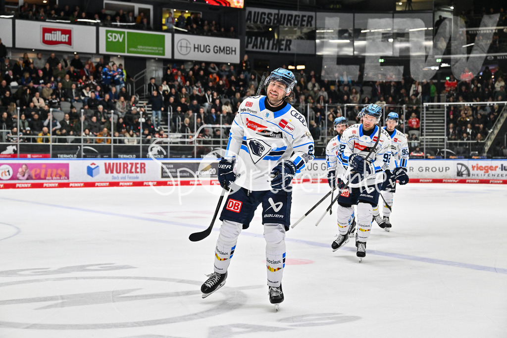 Augsburger Panther - ERC Ingolstadt | AUGSBURG, GERMANY - 12. DECEMBER: Jubel der Schanzer nach dem Ausgleich zum 3-3 durch Sam RUOPP (ERC Ingolstadt 2) / Tor / Torschuetze / Freude / Happy / während dem Match zwischen den Augsburger Panthern und dem ERC Ingolstadt am 27. Spieltag der Penny DEL im Curt Frenzel Stadion