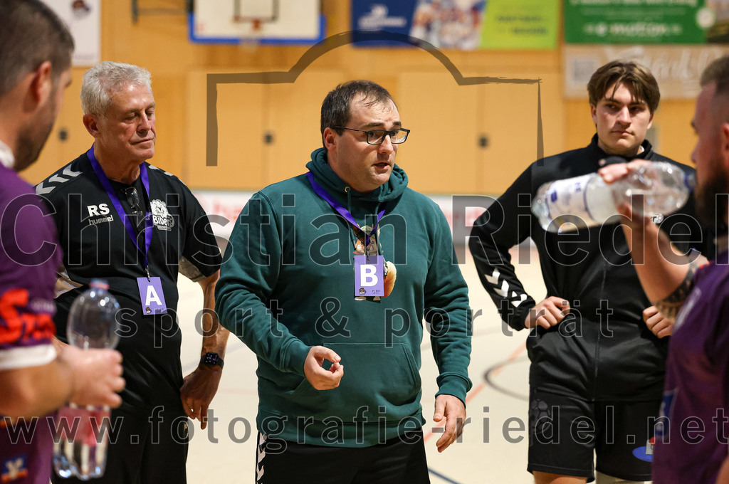2024-09-21_049_SpVgg_Altenerding_gegen_TSV_1861_Mainburg | Erding, Deutschland, 21.09.2024:Handball, Bezirksoberliga Männer 2024 / 2025, 1. Spieltag, SpVgg Altenerding gegen TSV 1861 Mainburg, Endergebnis: 36:20Roland Stelzer (SpVgg Altenerding), Trainer Simon Klawe (SpVgg Altenerding)Foto: Christian Riedel / fotografie-riedel.net