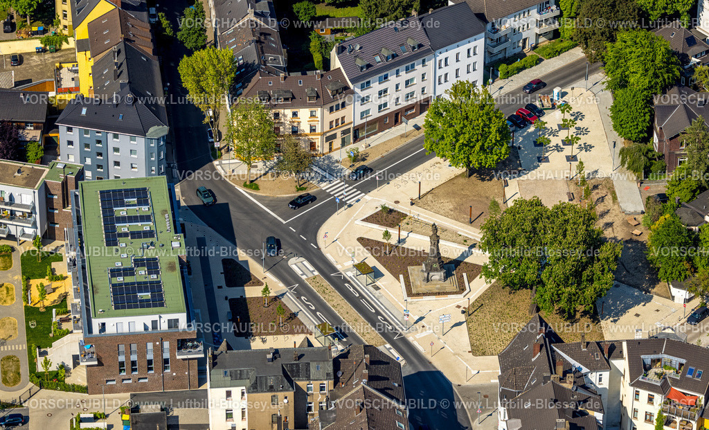 Witten240506889 | Luftbild, Karl-Marx-Platz Neugestaltung, Germania Denkmal Entwurf von Architekt Heinrich Klutmann, Neubau Mehrgenerationenhaus im Wohngebiet Breite Straße, Witten, Ruhrgebiet, Nordrhein-Westfalen, Deutschland