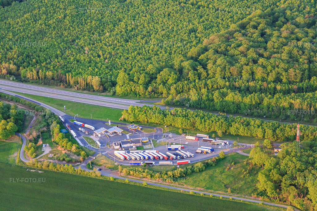 Vue aérienne: Aire de repos Aire de Keskastel Ouest sur l'autoroute A4 à Keskastel dans le département Bas Rhin, France – .Photo: IMG_146216.jpg prise le 01/05/2025 par Werner Riehm/FLY-FOTO.eu – Résolution de l'original: 5472 x 3648 px – WWW.AUTOROUTES.SANEF.COM