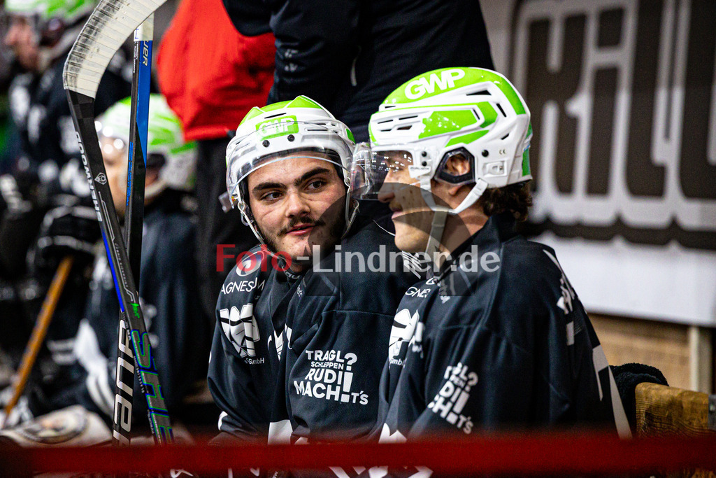 TSV Peißenberg MINERS gegen ESC Riverrats Geretsried | Eishockey Bayernliga Herren Vorrunde 2024/25, TSV Peißenberg MINERS gegen ESC Riverrats Geretsried, 20241122,Matthäus LIDL (MINERS 19) und Bernhard SCHMID (MINERS 77) auf der Bank,2024-11-22 in Peißenberg (Eisstadion Peißenberg)Matthäus LIDL (MINERS 19), Bernhard SCHMID (MINERS 77)Copyright: WolfgangxLindner
