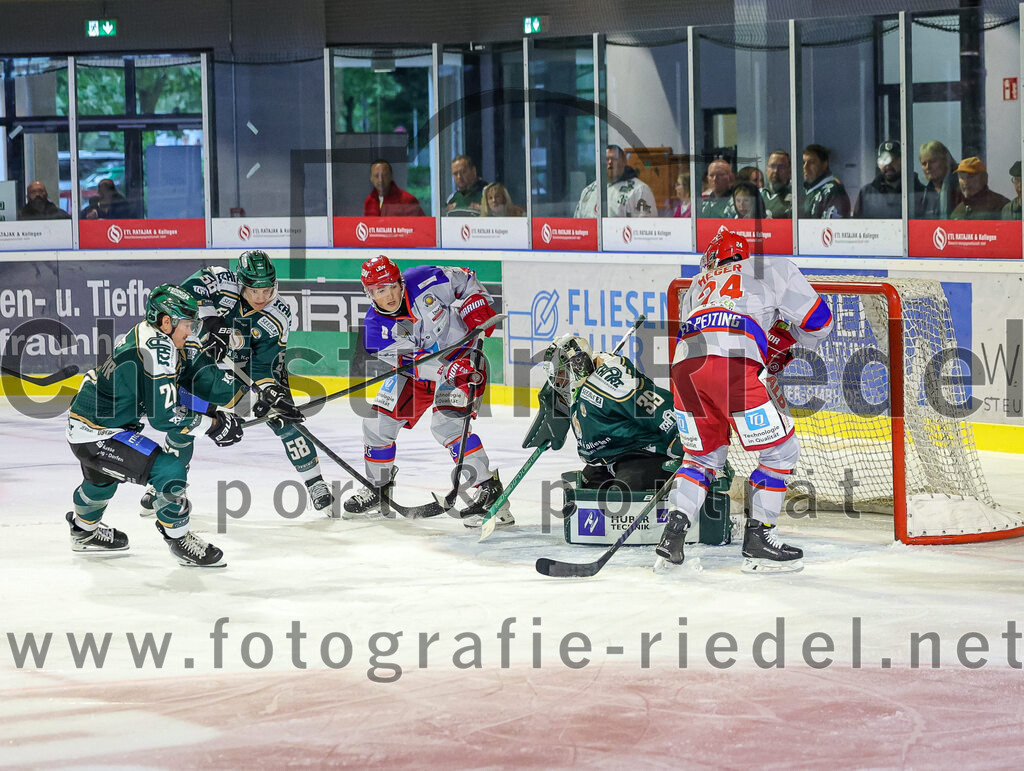 2025-09-14_039_TSV_Erding_gegen_EC_Peiting | Erding, Deutschland, 14.09.2025:Eishockey, Oberliga Süd 2025 / 2026, Testspiel, TSV Erding gegen EC Peiting, Endergebnis: 2:3Erik Modlmayr (Erding Gladiators, #21), Paul Pfenninger (Erding Gladiators, #58), Torwart Leon Meder (Erding Gladiators, #39), Thomas Heger (EC Peiting, #24)Foto: Christian Riedel / fotografie-riedel.net