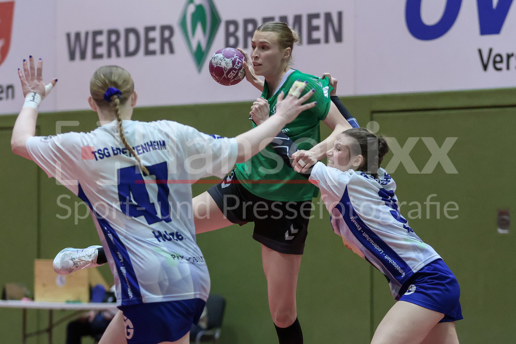 Handball, 2. Bundesliga Frauen, SV Werder Bremen - TSG 1846 Mainz-Bretzenheim | v.li.: Emma Ruwe (SV Werder Bremen, 27) am Ball, Spielszene, Aktion, Action, Lea Helle (TSG 1846 Mainz-Bretzenheim, 9)