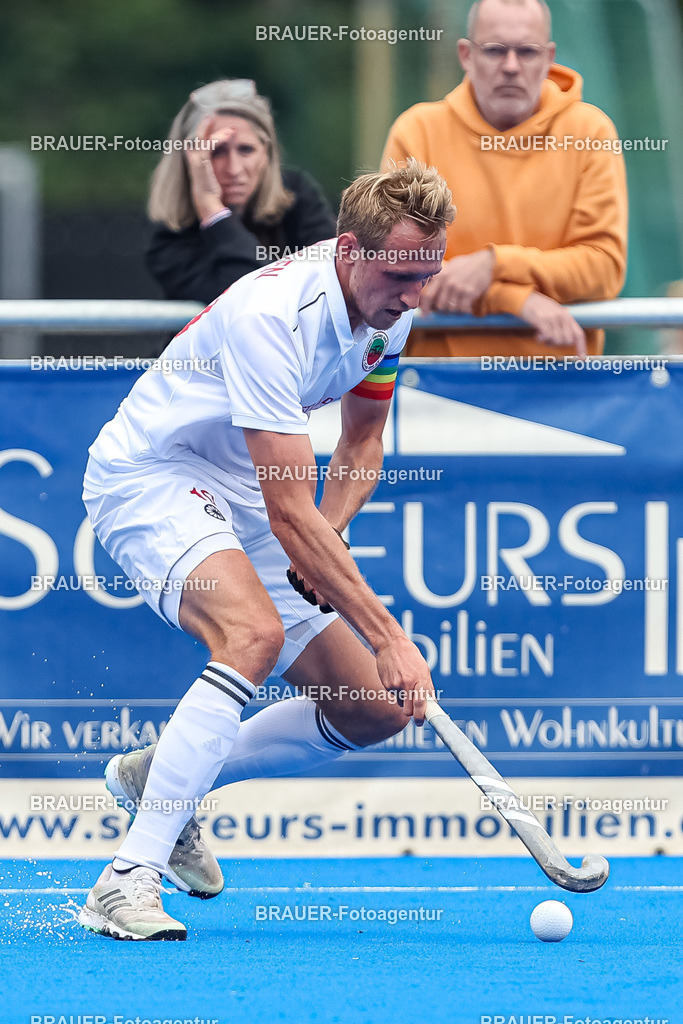 Crefelder HTC und Club an der Alster   | Krefeld, Deutschland 24.09.2022,Niklas Wellen (Crefelder HTC) in Aktion, am Ball, Einzelaktion, 

beim 1. Bundesliga Spiel der Herren zwischen Crefelder HTC und Club an der Alster  auf der Gerd Wellen Hockeyanlage am 24. September 2022 in Krefeld.

(Foto: BRAUER-Fotoagentur)
 