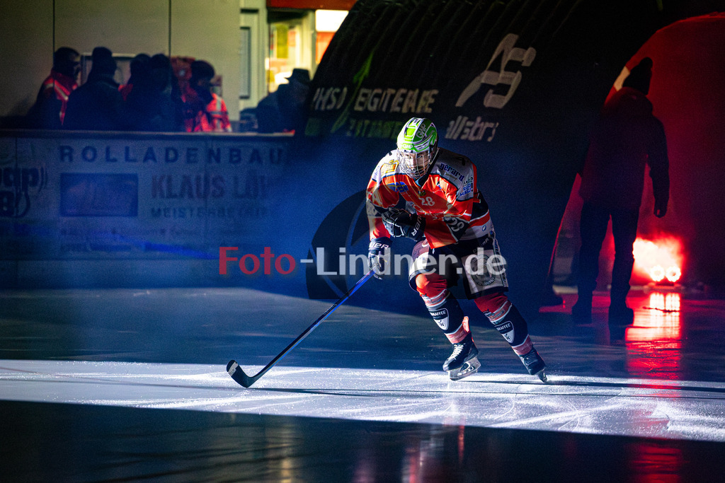 TSV Peißenberg MINERS gegen EC Pfaffenhofen Eishogs | Eishockey Bayernliga Herren Vorrunde 2024/25, TSV Peißenberg MINERS gegen EC Pfaffenhofen Eishogs, 20250110,Denis DEGENSTEIN (MINERS 28) beim Einlauf, Eröffung, Freisteller,2025-01-10 in Peißenberg (Eisstadion Peißenberg)Denis DEGENSTEIN (MINERS 28)Copyright: WolfgangxLindner foto-lindner.de