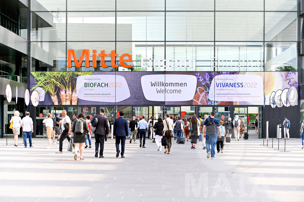 _DWI3472-2 | Das Herz der internationalen Bio-Branche schlug vom 26.–29.07.2022 für vier Tage in Nürnberg. Die BIOFACH, Weltleitmesse für Bio-Lebensmittel, und die VIVANESS, Internationale Fachmesse für Naturkosmetik, meldet sich mit der einmaligen „Summer Edition“ zurück. Groß war die Wiedersehensfreude der über 24.000 Fachbesucher aus 137 Ländern. Im Fokus: Der persönliche Austausch, Networking und vertiefte Gespräche zu den Themen der Zeit. Aber auch: Neuheiten und Trends entdecken und eintauchen mit allen Sinnen in die Produktvielfalt der 2.276 Aussteller aus 94 Ländern. Nürnberg, 29.07.2022 - Realisiert mit Pictrs.com