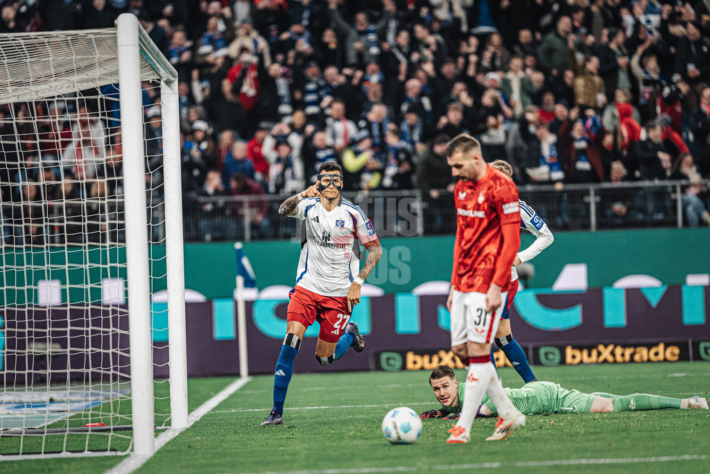 Fußball | Männer | Saison 2024/2025 | 2. Fußball-Bundesliga | 23. Spieltag | Hamburger SV vs. 1. FC Kaiserslautern | 21.02.2025 | Torjubel von Davie Selke (#27, HSV) Julian Krahl (#1, 1. FC Kaiserslautern) am Boden