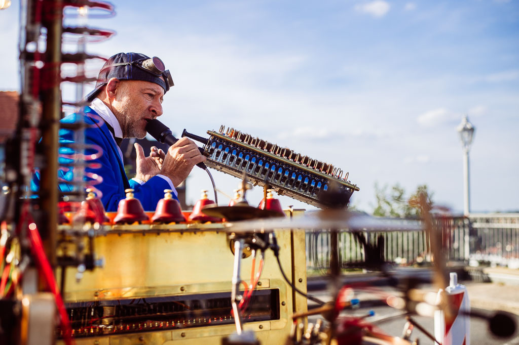 Universal Druckluft Orchester | Das Universal Druckluft Orchester mit Peter Till am Forte Belvedere Leisnig zum Festival Hallo Leisnig 2022. - Realisiert mit Pictrs.com