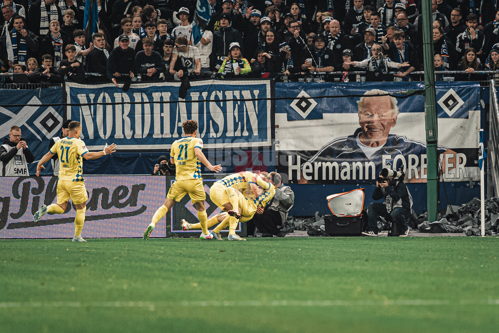 Fußball | Männer | Saison 2024/2025 | 2. Fußball-Bundesliga | 29. Spieltag | Hamburger SV vs. Eintracht Braunschweig | 11.04.2025 | Torjubel von Braunschweig nach dem 3:1 von Julian Baas (#16, Eintracht Braunschweig)
