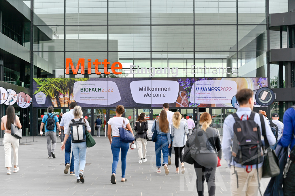 _DW03337 | Das Herz der internationalen Bio-Branche schlug vom 26.–29.07.2022 für vier Tage in Nürnberg. Die BIOFACH, Weltleitmesse für Bio-Lebensmittel, und die VIVANESS, Internationale Fachmesse für Naturkosmetik, meldet sich mit der einmaligen „Summer Edition“ zurück. Groß war die Wiedersehensfreude der über 24.000 Fachbesucher aus 137 Ländern. Im Fokus: Der persönliche Austausch, Networking und vertiefte Gespräche zu den Themen der Zeit. Aber auch: Neuheiten und Trends entdecken und eintauchen mit allen Sinnen in die Produktvielfalt der 2.276 Aussteller aus 94 Ländern. Nürnberg, 29.07.2022 - Realisiert mit Pictrs.com