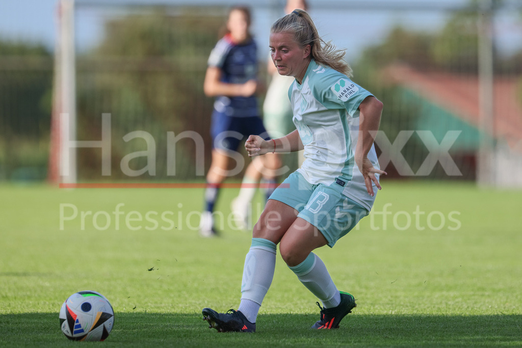 Fussball, Testspiel Frauen, Hamburger SV - SV Werder Bremen | v.li.: Ricarda Walkling (SV Werder Bremen, 13) am Ball, Einzelbild, Ganzkörper, Aktion, Action, Spielszene