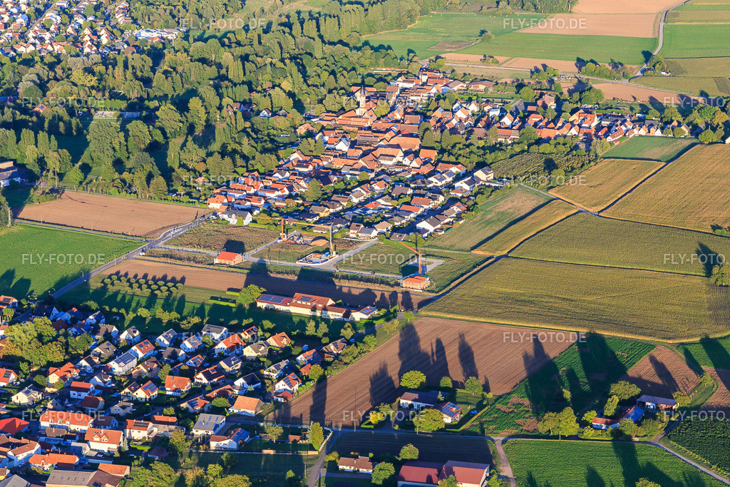 Erschliessung des Neubaugebiet Am Rosenberg und Im Niederfeld | Luftbild: Erschliessung des Neubaugebiet Am Rosenberg und Im Niederfeld im Ortsteil Ingenheim in Billigheim-Ingenheim im Bundesland Rheinland-Pfalz in Deutschland. Foto: IMG_149530.jpg vom 31.08.2025 durch Werner Riehm/FLY-FOTO.de - Realisiert mit Pictrs.com