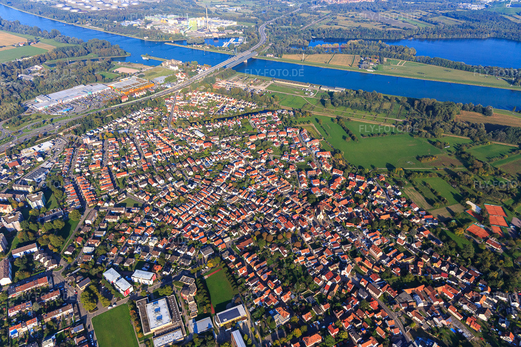 Luftbild: Ortsübersicht vor der Rheinbrücke im Ortsteil Maximiliansau in Wörth im Bundesland Rheinland-Pfalz in Deutschland. Foto: IMG_103587.jpg vom 23.09.2017 durch Werner Riehm/FLY-FOTO.de