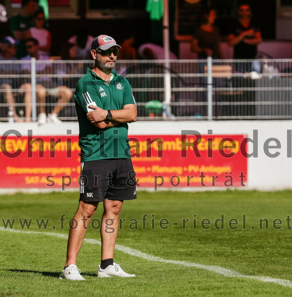 2023-09-16_079_FC_Forstern_gegen_VfL_Sindelfingen_Ladies_I | Forstern, Deutschland, 16.09.2023:
Fußball, B-Juniorinnen-Bundesliga Süd 2023 / 2024, 2. Spieltag, FC Forstern gegen VfL Sindelfingen Ladies I, Endergebnis: 4:1

Trainer Hans-Jürgen Lukschanderl (FC Forstern)

Foto: Christian Riedel / fotografie-riedel.net