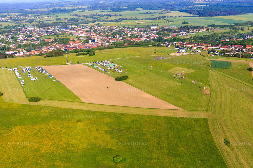 Vue aérienne: Aérodrome des Ailes de Rohrbach à Rohrbach-lès-Bitche dans le département Moselle, France – .Photo: IMG_107316.jpg prise le 19/05/2018 par Werner Riehm/FLY-FOTO.eu – Résolution de l'original: 5231 x 3487 px – Les Ailes de Rohrbach - La passion de l'ULM