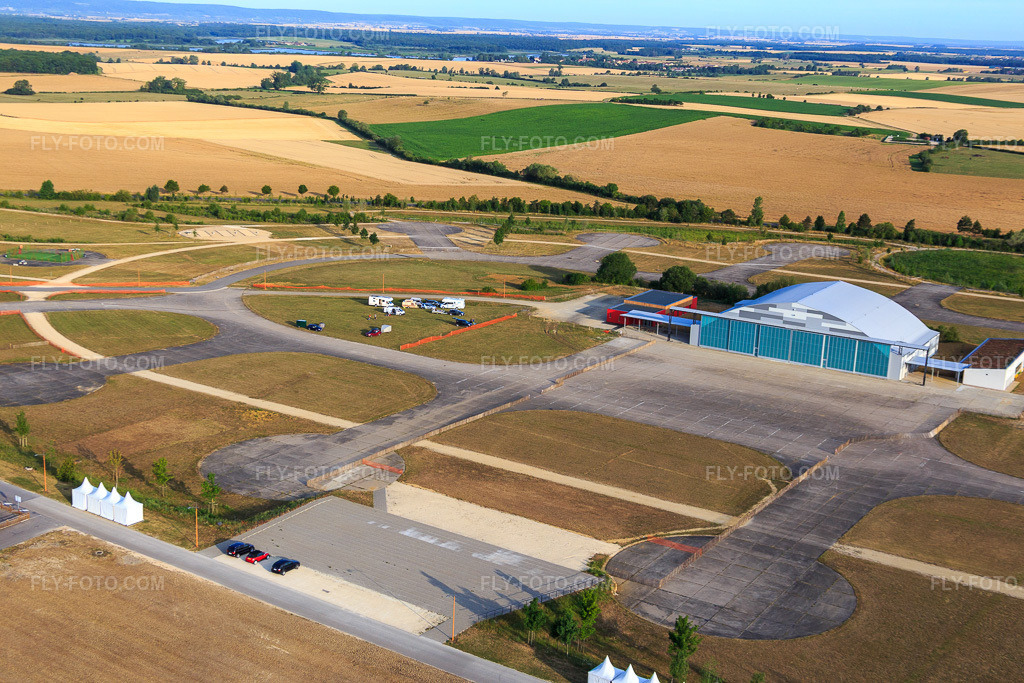 Aerial view: Chambley Aero in Saint-Julien-lès-Gorze in the state Meurthe et Moselle, France. – Photo: IMG_083222.jpg taken on 07/12/2015 by Werner Riehm/FLY-FOTO.com – Resolution of the original: 5472 x 3648 px