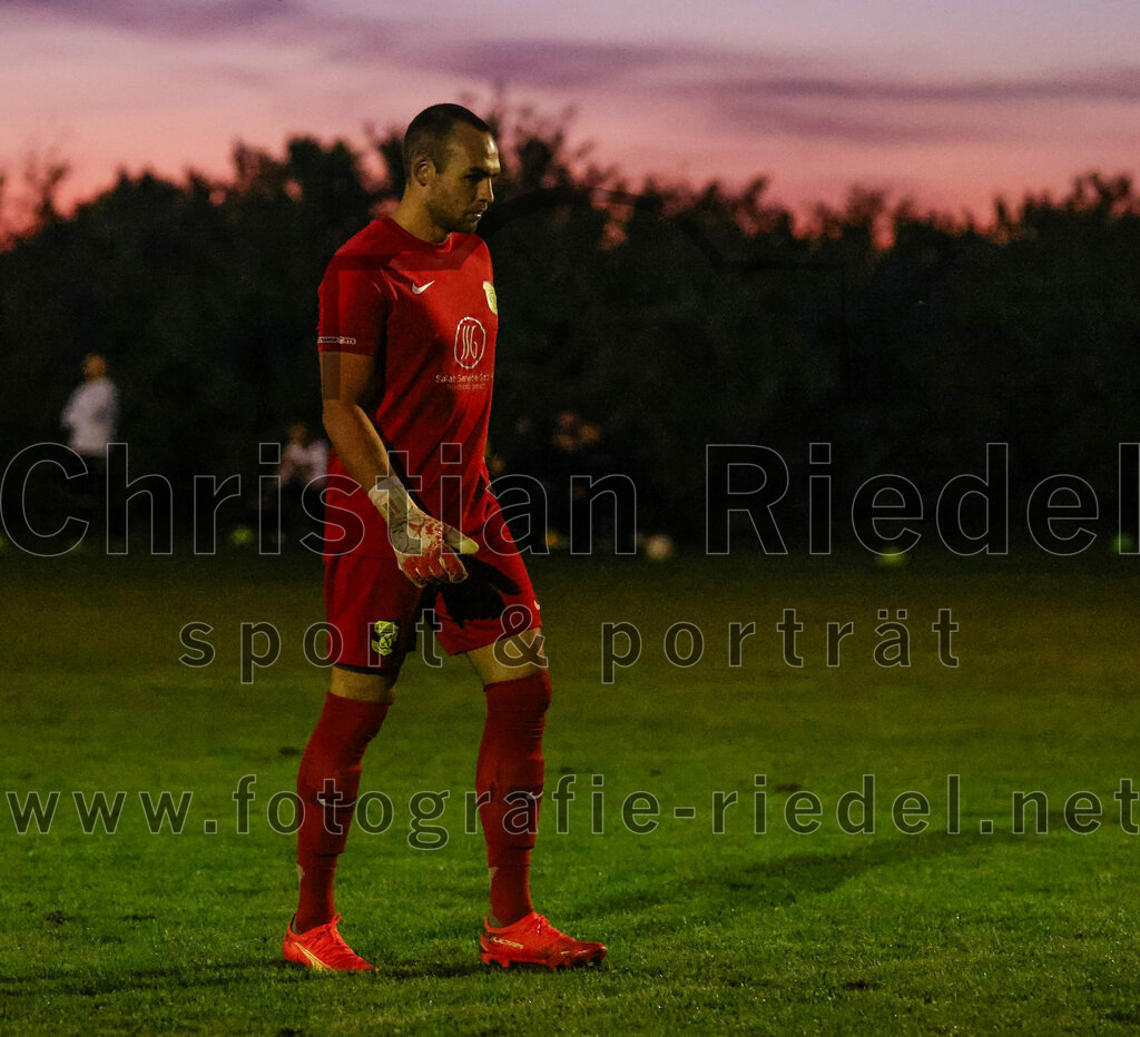 2023-09-15_004_FC_Moosinning_gegen_SV_Waldperlach | Moosinning, Deutschland, 15.09.2023:
Fußball, Bezirksliga Oberbayern Ost 2023 / 2024, 9. Spieltag, FC Moosinning gegen SV Waldperlach, Endergebnis: 0:1

Torwart Aaron Siegl (FC Moosinning, #27)

Foto: Christian Riedel / fotografie-riedel.net