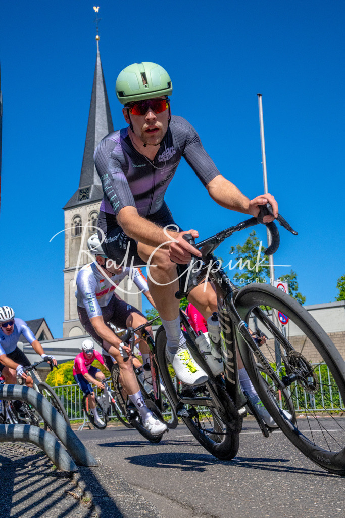 Spurt in den Mai 2026 - Großer Preis der Sparkasse Neuss | Annual one-day road cycling race "Großer Preis der Sparkasse Neuss" held in Büttgen, Germany, organized by VfR Büttgen 1912 e.V. The event features multiple races across all age categories from U11 youth to Elite men. - Realisiert mit Pictrs.com