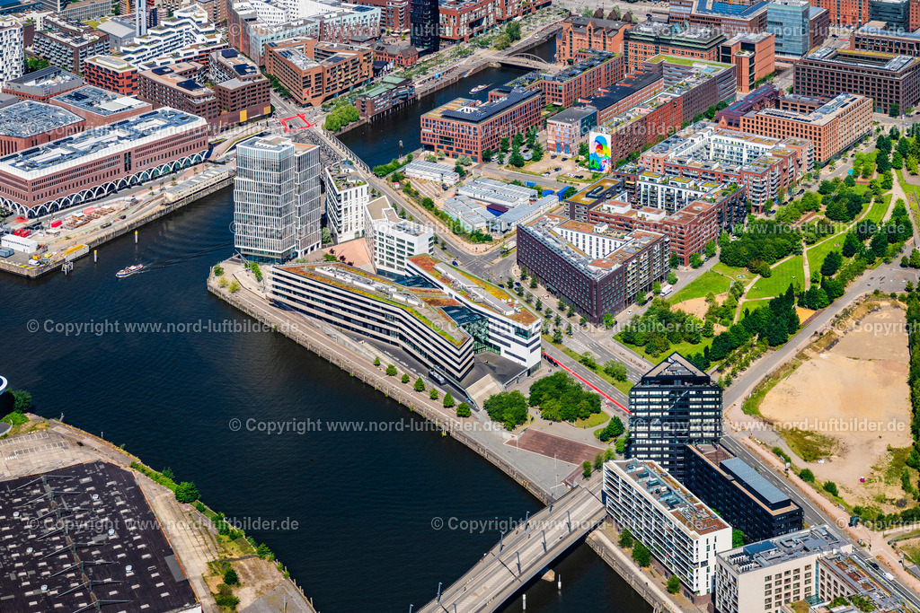 Hamburg_Hafenuniversität_Hafencity_ELS_0521200625 | HAMBURG 20.06.2025 Campus- Gebäude der Universität " HafenCity Universität Hamburg " an der Überseeallee entlang der Elbe in Hamburg, Deutschland. Weiterführende Informationen bei: HafenCity Universität Hamburg. // Campus building of the university " HafenCity Universitaet Hamburg " at the Ueberseeallee along the Elbe in Hamburg, Germany. Further information at: HafenCity Universitaet Hamburg. Foto: Martin Elsen