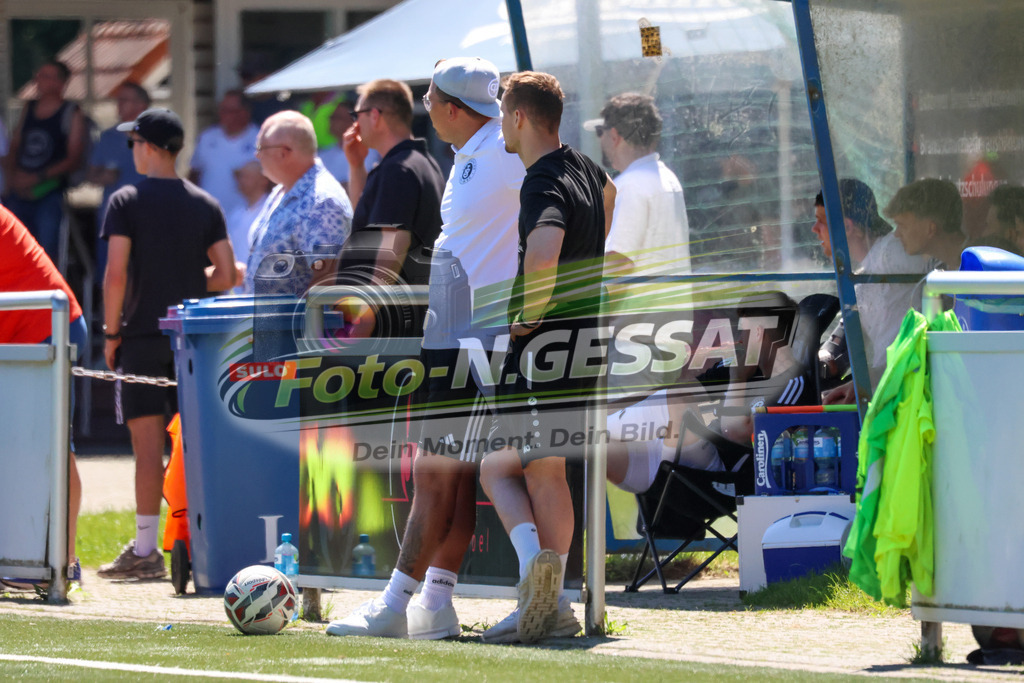 TuS Bruchmühlen - Bünder SV | Auf dem Bild zu sehen: weiß TuS Bruchmühlen Trainer: Silas Morgenroth ; schwarz Bünder SV Trainer: Philipp Willmann TuS Bruchmühlen, Bünder SV, Saison 25/26, Kreisliga A, Bruchmühlen, Deutschland - Realisiert mit Pictrs.com