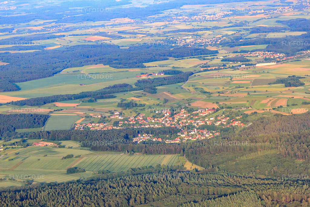 Luftbild: Dorfansicht von Nordwesten im Ortsteil Trienz in Fahrenbach im Bundesland Baden-Württemberg in Deutschland. Foto: IMG_66324.jpg vom 30.05.2014 durch Werner Riehm/FLY-FOTO.de