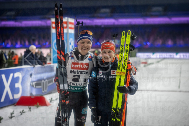 bett1.de WTC Biathlon auf Schalke, 28.12.2025 | Die Gewinner der World Team Challenge: Justus Strelow (Team Deutschland 1) und Janina Hettich-Walz (Team Deutschland 1) bei der World Team Challenge (bett1.de WTC Biathlon auf Schalke) am 28.12.2025 in der Veltins-Arena in Gelsenkirchen (Deutschland). 