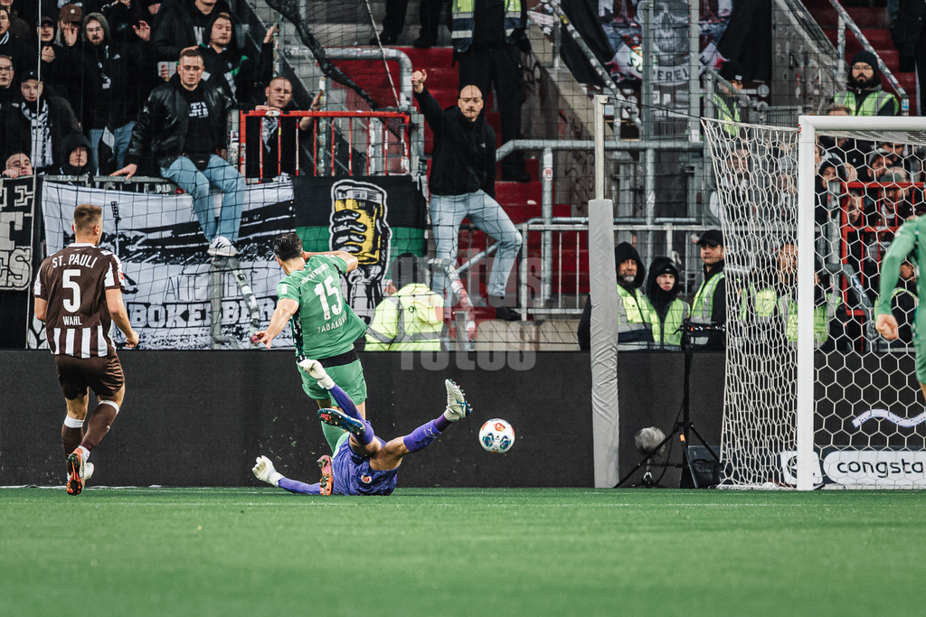 Fußball | Männer | Saison 2025/2026  | Fußball-Bundesliga | 09. Spieltag | FC St. Pauli vs. Borussia Mönchengladbach | 01.11.2025 | Haris Tabakovic (#15, Borussia Mönchengladbach) vorbei an Nikola Vasilj (#22, FC St. Pauli) zum ersten Tor des Spiels
