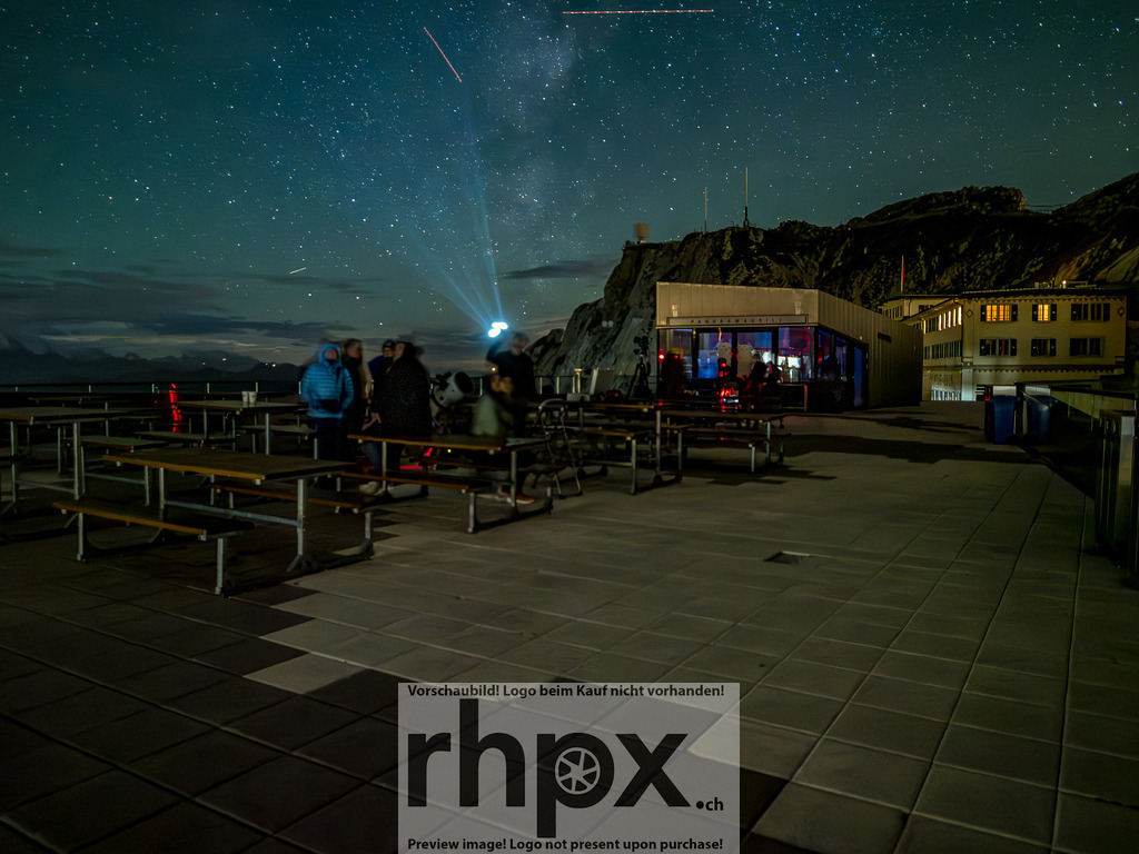 Astronomieabend am Pilatus / Astronomy Evening at Pilatus | Kosmos. Licht. Staunen.
Unter dem weiten Sternenzelt auf dem Pilatus versammeln sich Begeisterte, um in die Tiefen des Universums zu blicken. 


Cosmos. Light. Wonder.
Under the vast starry canopy on Mount Pilatus, enthusiasts gather to gaze into the depths of the universe. - Realisiert mit Pictrs.com