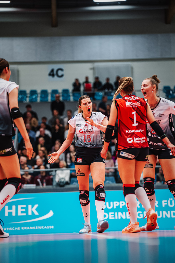 Volleyball | Frauen | Saison 2025/2026 | Volleyball Bundesliga | ETV Hamburger Volksbank Volleys vs. Dresdner SC | 15.11.2025 | Dresden jubelt, v.l. Miku Akimoto (#10, Dresdner SC), Marta Kamelija Levinska (#15, Dresdner SC), Patricia Nestler (#1, Dresdner SC) und Jette Kuipers (#8, Dresdner SC)