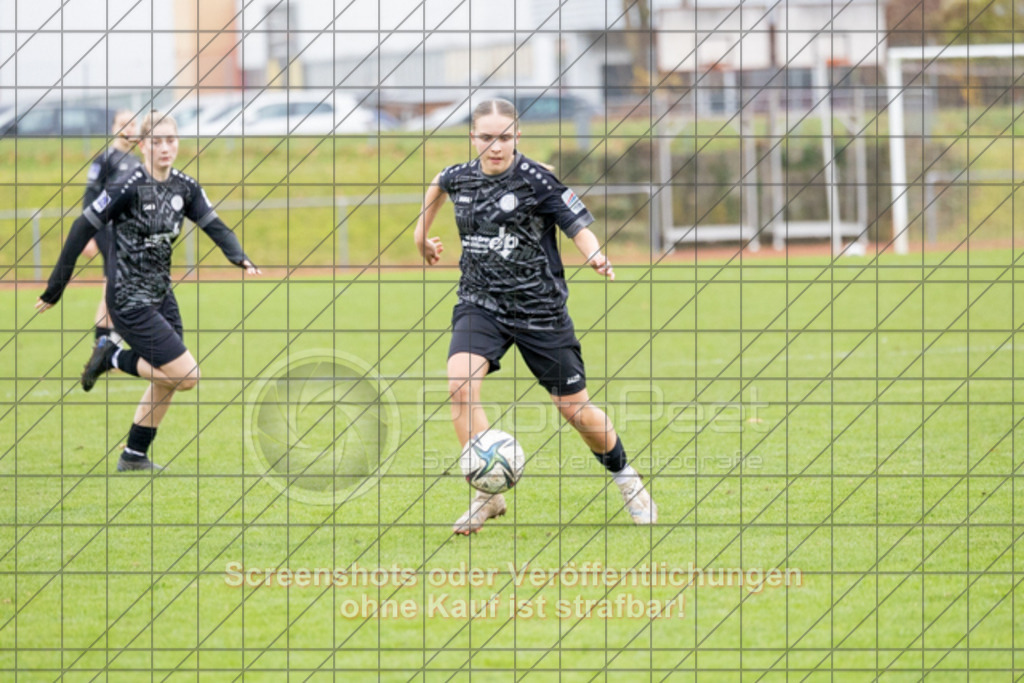 20251115_141133_0054 | #,1.FC Donzdorf (schwarz) vs. 1.FC Heidenheim (rot), Fussball, EnBW-Oberliga B -Juniorinnen, 10. Spieltag, Saison 2025/2026, Rasenplatz, Lautertal Stadion, Süßener Straße 16, 73072 Donzdorf, 15.11.2025 - 14:00 Uhr,Foto: PhotoPeet-Sportfotografie/Peter Harich