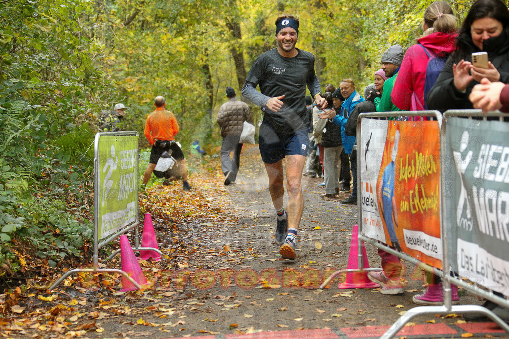 251026_1233_EX1_0670 | Sportfotografie im Rhein-Sieg Kreis, Köln, Bonn, NRW, Rheinland Pfalz, Hessen, etc. Unser Tätigkeitsfeld umfasst den Laufsport vom Volkslauf über den Marathon, Duathlon, Triathon bis zum Ultralauf wie Kölnpfad Ultra oder Schindertrail.