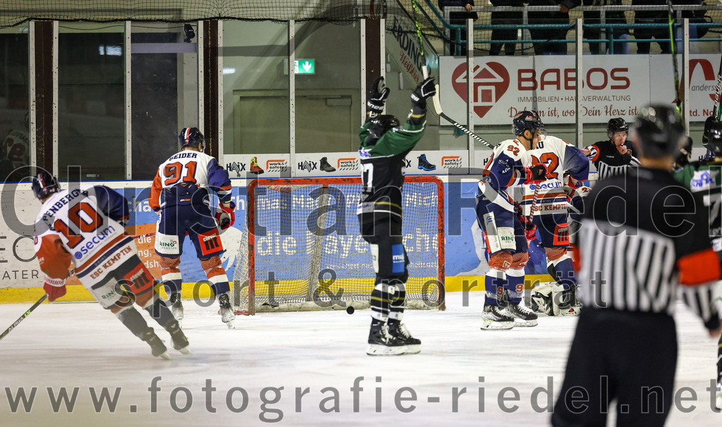 2023-03-03_042_TSV_Erding_gegen_ESC_Kempten | Erding, Deutschland, 03.03.2023:
Eishockey, Bayernliga Playoffs 2022 / 2023, Viertelfinale, TSV Erding gegen ESC Kempten, Endergebnis: 9:3

Nikolas Oppenberger (ESC Kempten, #10), Mauro Seider (ESC Kempten, #91), Maximilian Schäffler (ESC Kempten, #92)

Foto: Christian Riedel / fotografie-riedel.net
